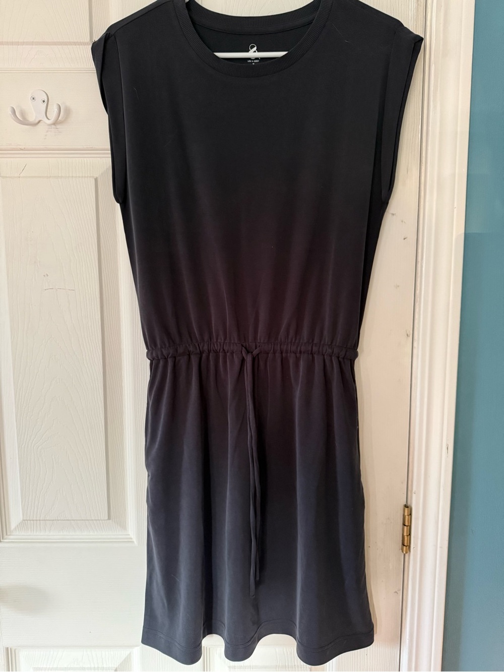 Lou & Grey Black Sleeveless Drawstring-Waist Jersey Dress